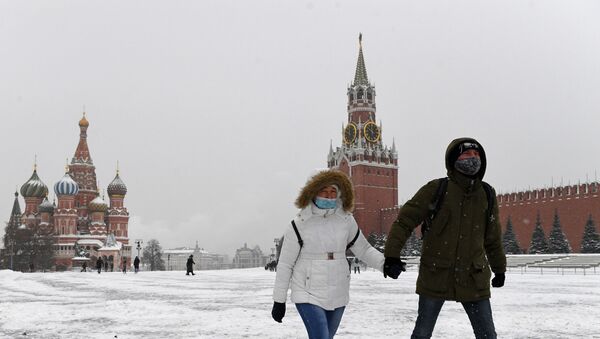 La gente en mascarillas en la Plaza Roja, Moscú - Sputnik Mundo
