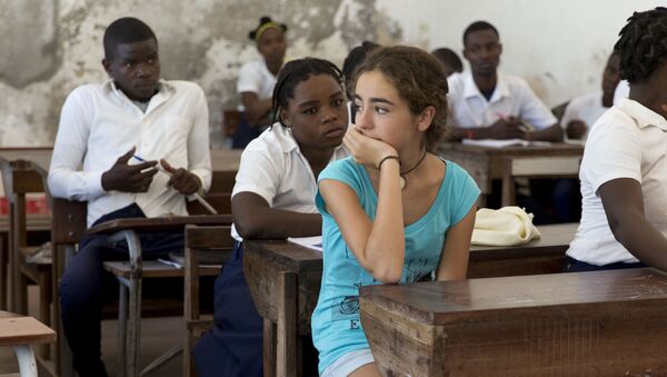 Una Luz en la Oscuridad: Marta en una clase de Mozambique - Sputnik Mundo
