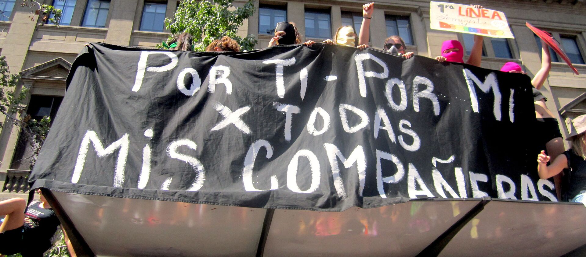 Pancarta en manifestación feminista en Santiago - Sputnik Mundo, 1920, 23.01.2021
