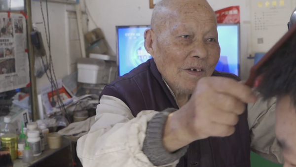 Este peluquero chino peina con un palillo caliente - Sputnik Mundo