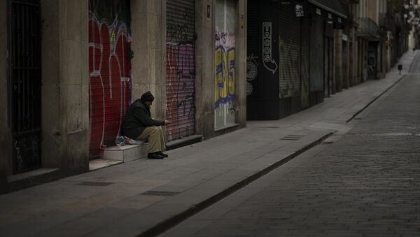 José Ramón, de 60 años, pide limosna en una calle vacía de Barcelona. - Sputnik Mundo