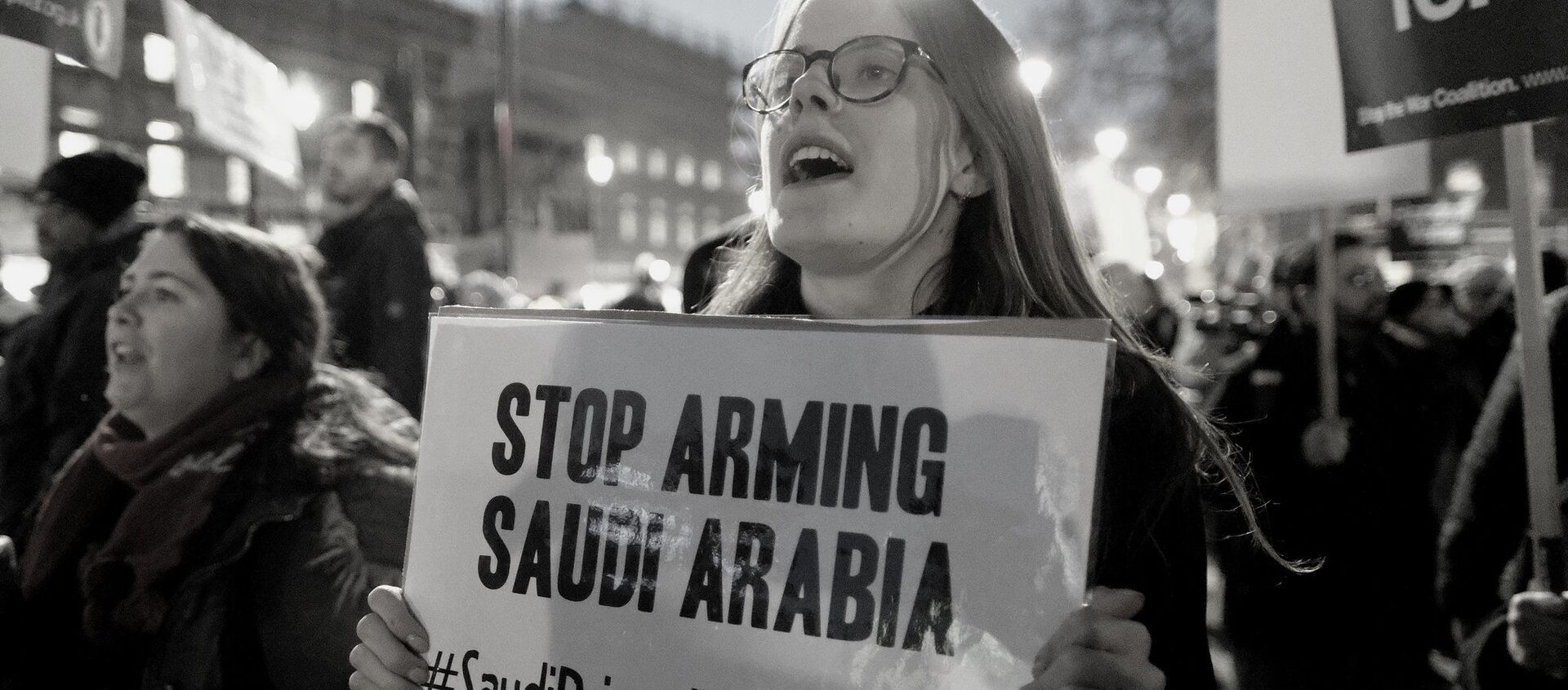 Una activista con un letrero de que pide dejar de armar a Arabia Saudí (archivo) - Sputnik Mundo, 1920, 25.01.2021