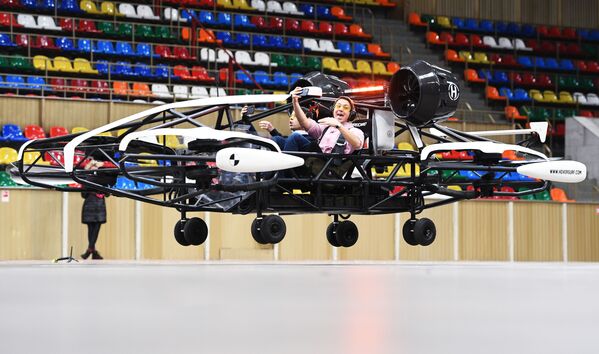 El dron-taxi está pasando unas pruebas en el estadio Luzhnikí de Moscú. El vehículo, capaz de transportar pasajeros y carga en el aire, se pondrá en funcionamiento en 2025. - Sputnik Mundo