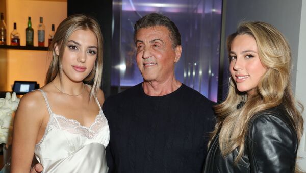 Sylvester Stallone junto a sus hijas Sophia y Sistine - Sputnik Mundo