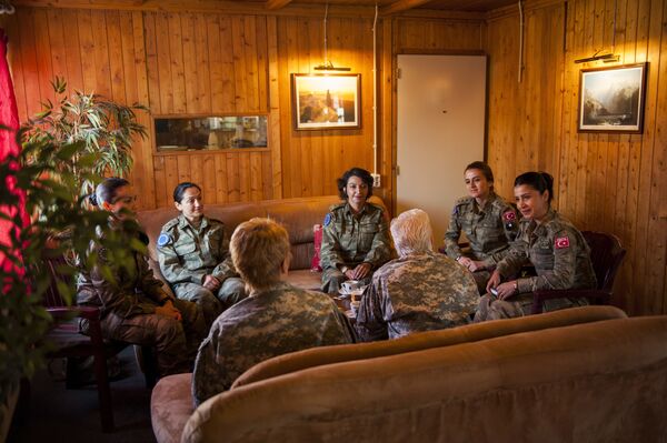 Las mujeres de 20 a 46 años que pueden llevar armas pueden servir en el Ejército turco. Aunque antes se les prohibía vestir el hiyab, está permitido desde el 2017. En la imagen: la general de brigada Giselle Wilz (EEUU), jefa del cuartel de la OTAN en Sarajevo, durante una reunión con mujeres militares turcas en Butmir (Bosnia y Herzegovina), 2016. - Sputnik Mundo