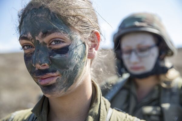 En Israel, el servicio militar es para todas las chicas. Para ellas, es solo ocho meses más corto que para los hombres y dura dos años. - Sputnik Mundo