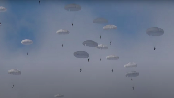 Un masivo salto de paracaidistas militares en pleno invierno ruso - Sputnik Mundo