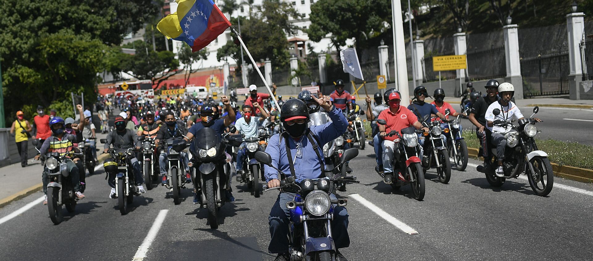 Simpatizantes del presidente Nicolás Maduro conducen en motocicleta cerca del Palacio de Miraflores. Caracas, 12 de diciembre de 2020 - Sputnik Mundo, 1920, 27.01.2021