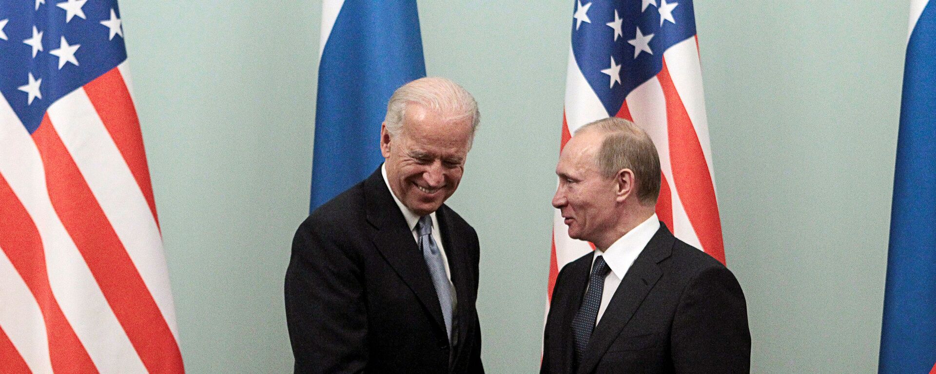 Vladímir Putin y Joe Biden (archivo, 2011) - Sputnik Mundo, 1920, 26.05.2021