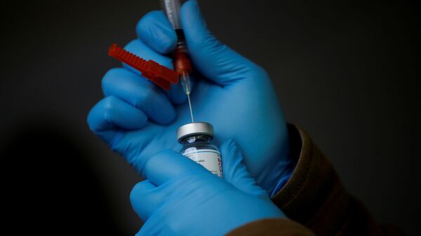 Un profesional de la salud extrae una dosis de una vacuna contra el COVID-19 de un vial (archivo) - Sputnik Mundo