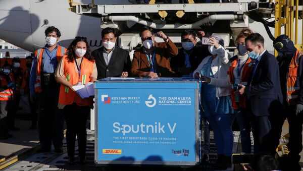 Luis Arce recibe la vacuna rusa Sputnik V - Sputnik Mundo