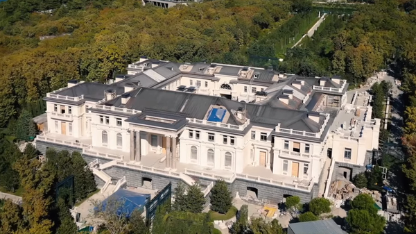 Una captura de pantalla del vídeo de Alexéi Navalni que revela el supuesto palacio de Putin y resultó ser un complejo hotelero - Sputnik Mundo