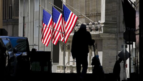 Una sombra de un hombre que camina por la calle  Wall Street en Nueva York cerca de la bolsa  - Sputnik Mundo