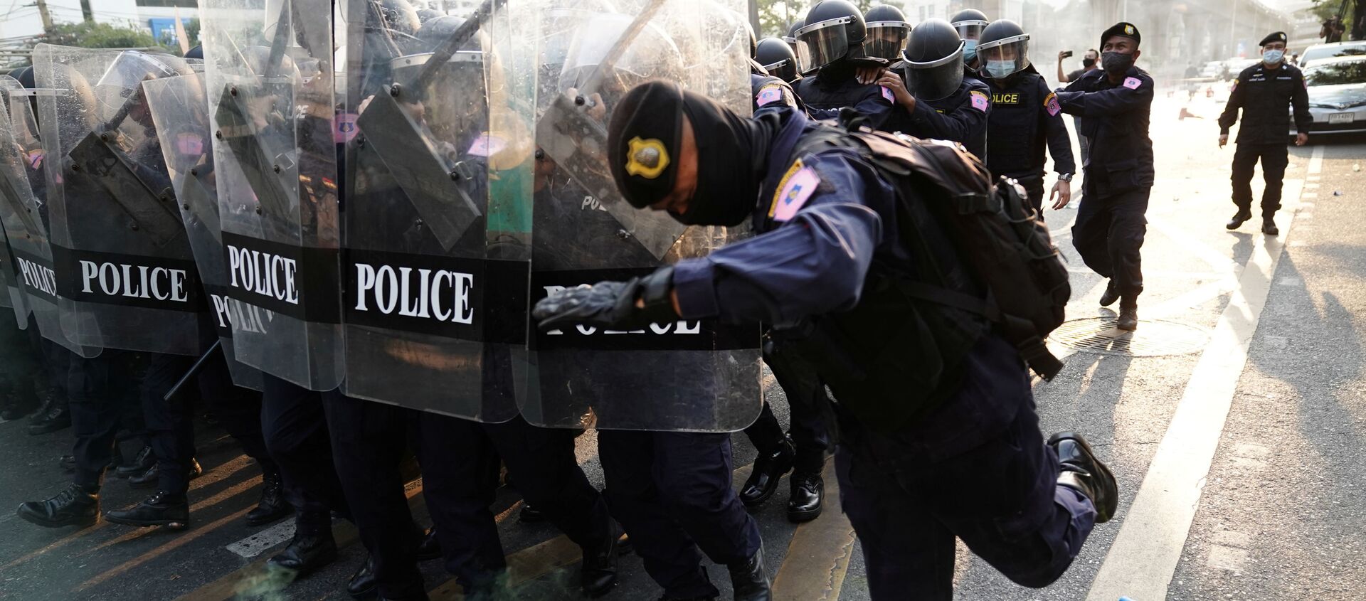 Protesta contra el gobierno tailandés frente a la embajada de Birmania en Bangkok Protesta contra el gobierno tailandés frente a la embajada de Birmania en Bangkok - Sputnik Mundo, 1920, 01.02.2021