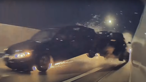 Intenta adelantar a un Tesla y acaba estrellando su Dodge Challenger en un brutal accidente | Vídeo - Sputnik Mundo