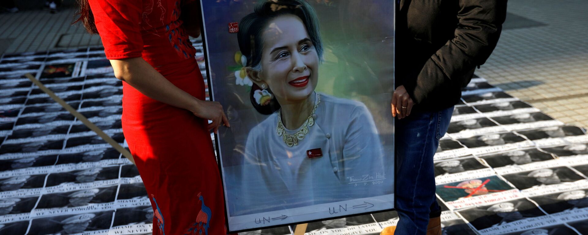 Manifestantes con la imagen de la líder birmana Aung San Suu Kyi Manifestantes con la imagen de la líder birmana Aung San Suu Kyi - Sputnik Mundo, 1920, 07.12.2021