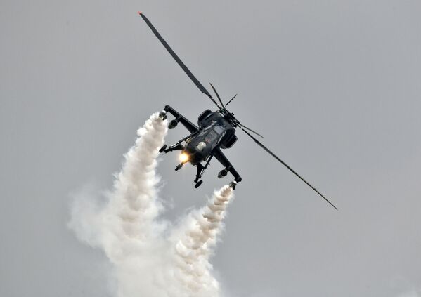 Un helicóptero de ataque ligero LCH de la Fuerza Aérea India durante la ceremonia de inauguración de Aero India 2021.  - Sputnik Mundo