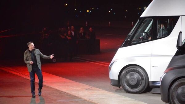 Elon Musk, director general de Tesla, presenta el camión Semi (archivo) - Sputnik Mundo