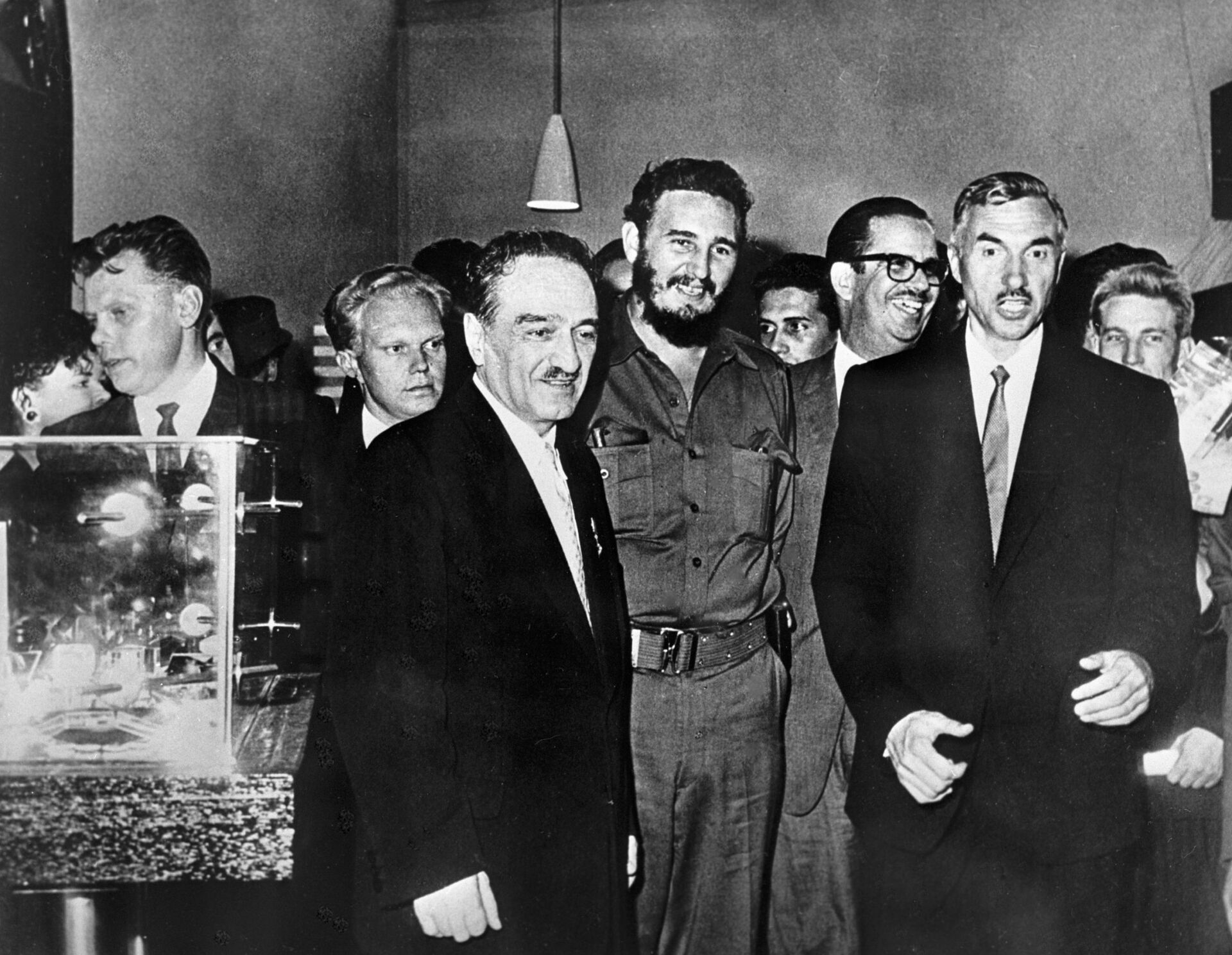 Anastás Mikoyán, vicepresidente del Consejo de Ministros de la URSS, y Fidel Castro - Sputnik Mundo, 1920, 11.02.2021
