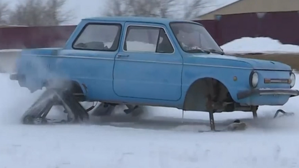 Una moto de nieve hecha de un viejo coche soviético - Sputnik Mundo