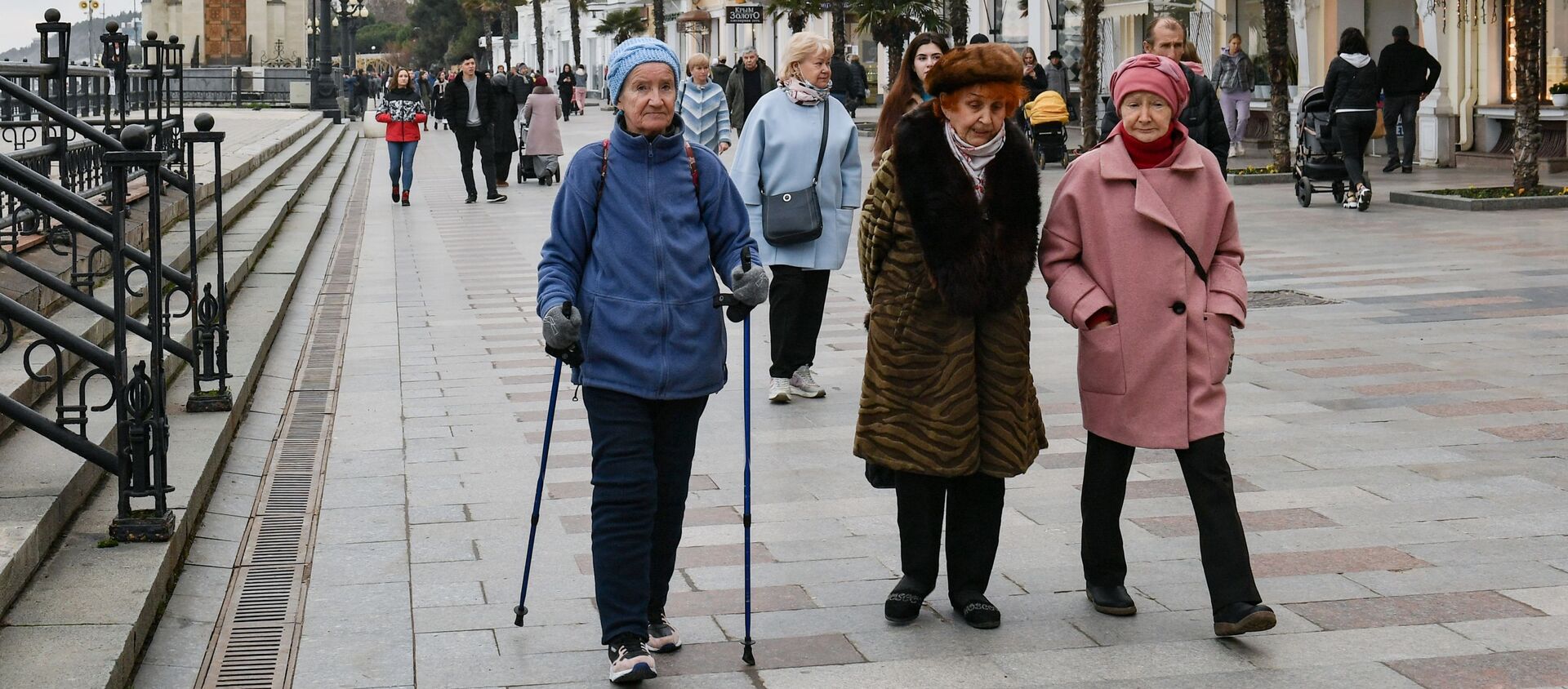 Varios peatones pasean por las calles de Yalta, en Crimea, Rusia, febrero de 2021 - Sputnik Mundo, 1920, 05.02.2021