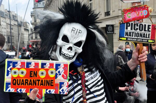 Un participante de las protestas contra la ley de seguridad global que tuvieron lugar el 30 de enero en París (Francia). - Sputnik Mundo