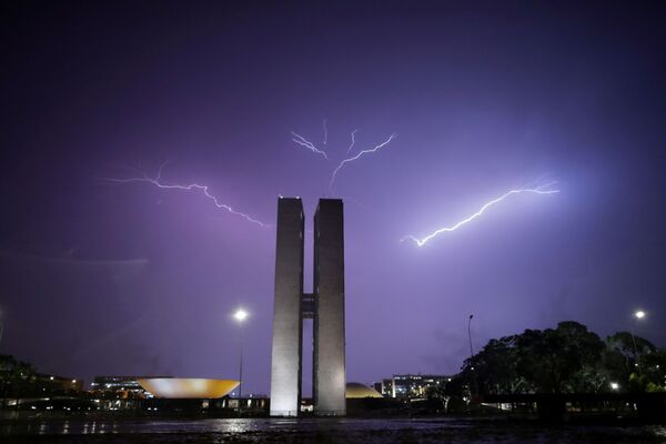 Unos rayos iluminan el cielo sobre el Congreso Nacional en Brasilia (Brasil) el 3 de febrero. - Sputnik Mundo