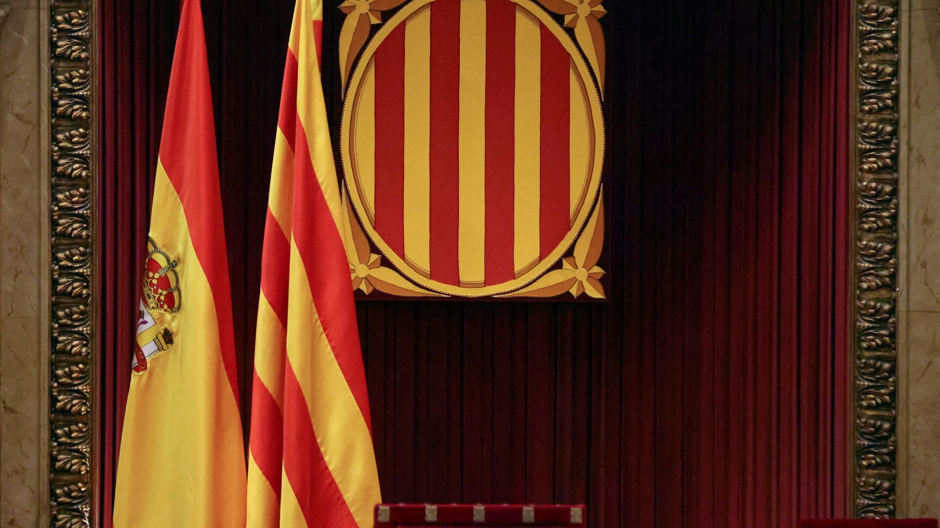 Banderas de España y Cataluña en el Parlamento catalán - Sputnik Mundo, 1920, 02.08.2021