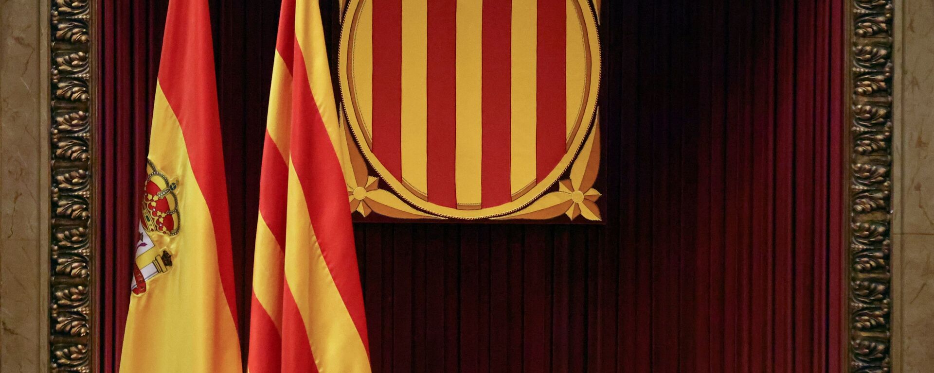 Banderas de España y Cataluña en el Parlamento catalán - Sputnik Mundo, 1920, 12.02.2021
