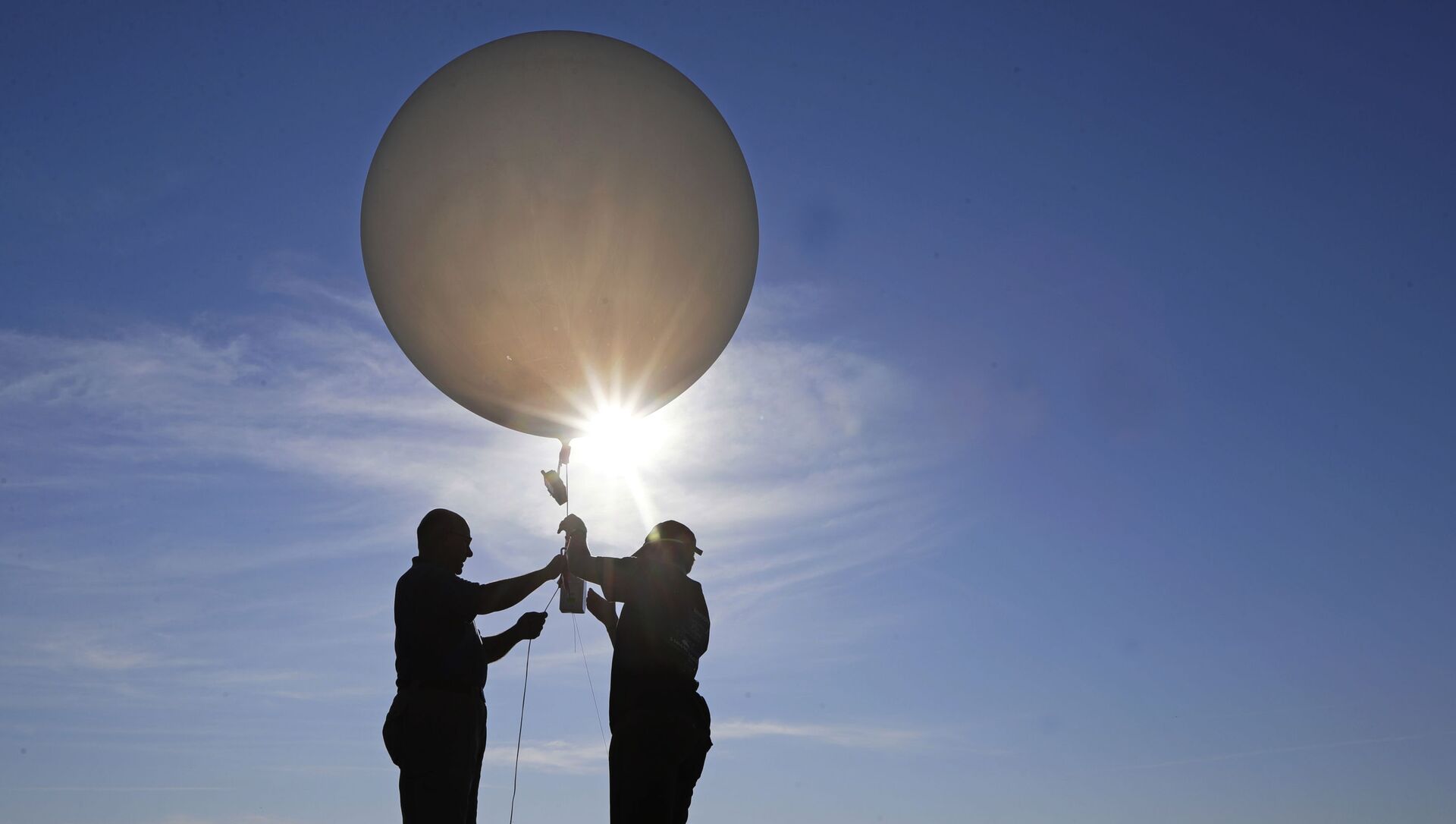 Unas personas lanzan un globo meteorológico (imagen referencial) - Sputnik Mundo, 1920, 05.02.2021