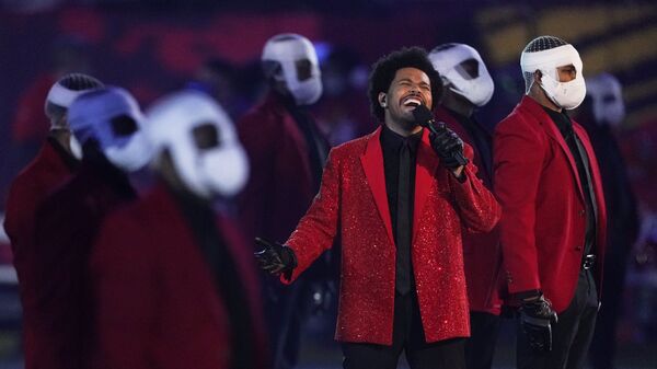 The Weeknd durante el intermedio de la Super Bowl LV - Sputnik Mundo