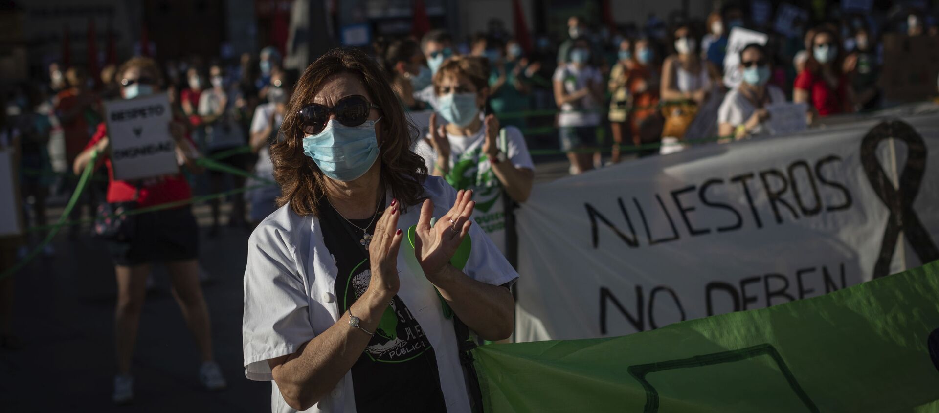 Los trabajadores sanitarios asisten a una manifestación para exigir la mejora del sistema de salud pública de España - Sputnik Mundo, 1920, 09.02.2021