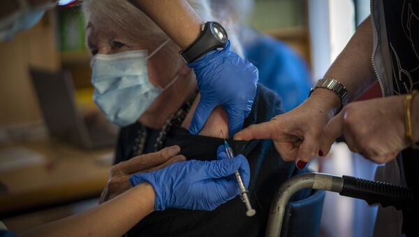 Una enfermera administra la vacuna contra el coronavirus a una anciana en Barcelona. ​​España, 2 de febrero de 2021. - Sputnik Mundo