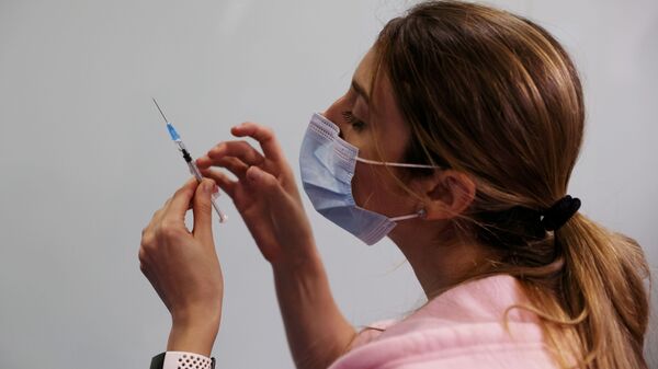Una enfermera israelí con la vacuna contra el coronavirus - Sputnik Mundo