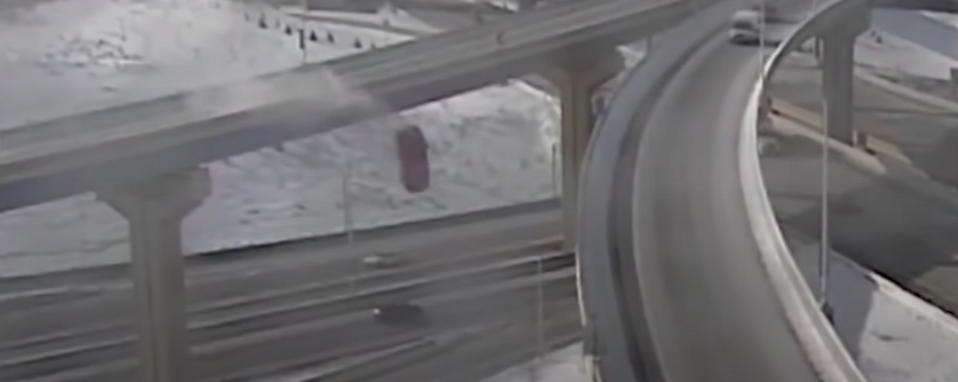 Una camioneta cae desde una altura de 20 metros a una carretera - Sputnik Mundo, 1920, 11.02.2021