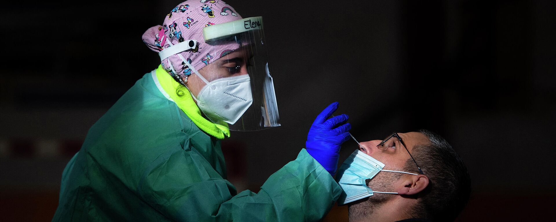 Una trabajadora de la salud realiza una prueba rápida de antígeno para COVID-19 durante una detección masiva de coronavirus en Tui, noroeste de España, el 8 de diciembre de 2020. - Sputnik Mundo, 1920, 10.03.2021