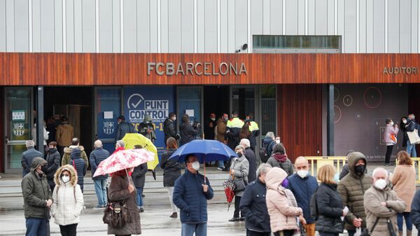 Los catalanes haciendo cola para votar en las elecciones parlamentarias, Barcelona, el 14 de febrero - Sputnik Mundo