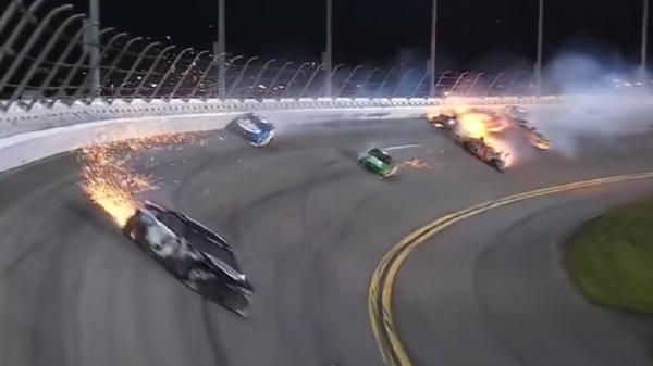 Un accidente masivo durante la carrera Daytona 500 de la NASCAR, el 14 de febrero, Florida, EEUU - Sputnik Mundo