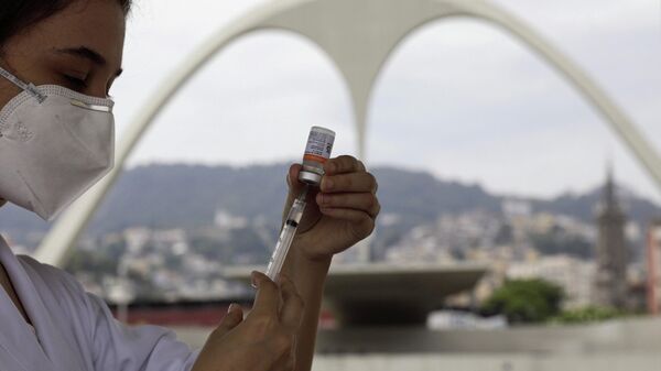 Enfermera con una vacuna contra COVID-19 en Río de Janeiro, Brasil - Sputnik Mundo