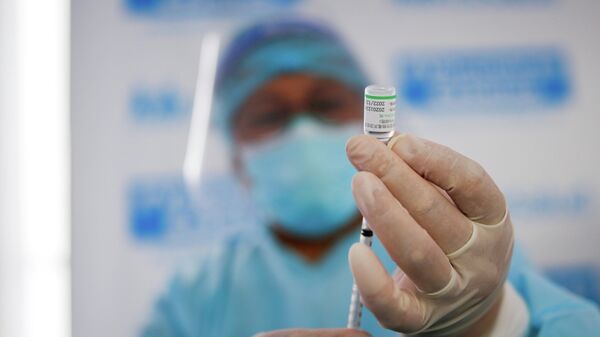 Personal médico con la vacuna contra COVID-19 de Sinopharm en Lima, Perú - Sputnik Mundo
