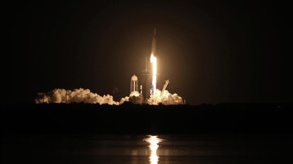 Lanzamiento de un cohete reutilizable Falcon 9 - Sputnik Mundo