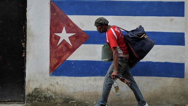 Un hombre caminando en La Habana, Cuba - Sputnik Mundo