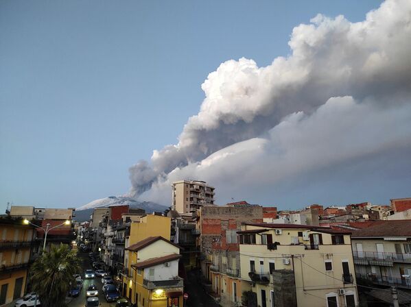 El volcán arrojó una enorme columna de humo y cenizas de más de un kilómetro de altura. - Sputnik Mundo