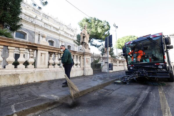 Las autoridades de las ciudades cercanas al Etna se dedican ahora a limpiar las calles y plazas y a calcular las pérdidas por la lluvia de piedras. - Sputnik Mundo