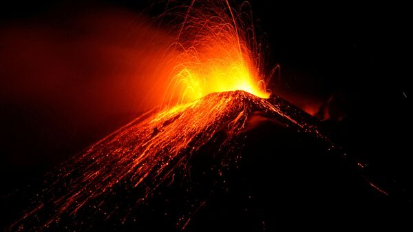 Volcán italiano Etna entra en erupción - Sputnik Mundo