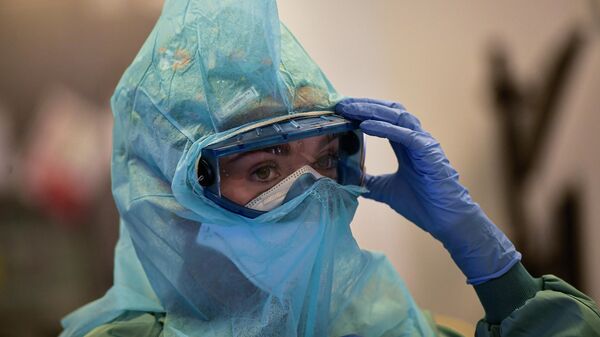 Un miembro del equipo médico trata a un paciente con coronavirus en la Clínica Universitaria, en Pamplona, ​​en el norte de España, el martes 2 de febrero de 2021. - Sputnik Mundo