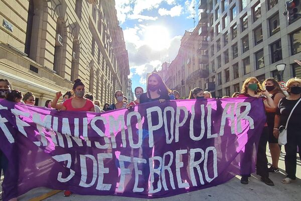 Miles de mujeres reclamaron frente al Palacio de Tribunales para exigir acciones al Estado para frenar los femicidios
 - Sputnik Mundo