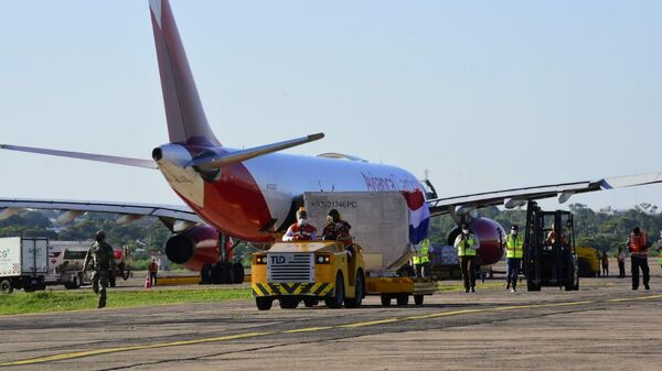 Avión con 4.000 dosis de vacuna Sputnik V aterriza en Asunción - Sputnik Mundo