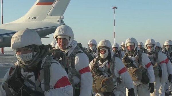 Militares rusos caen del cielo y toman un aeródromo en pleno invierno - Sputnik Mundo