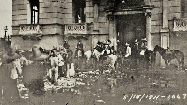 Maderistas entrando al casino de La Laguna el 15 de mayo de 1911 - Sputnik Mundo